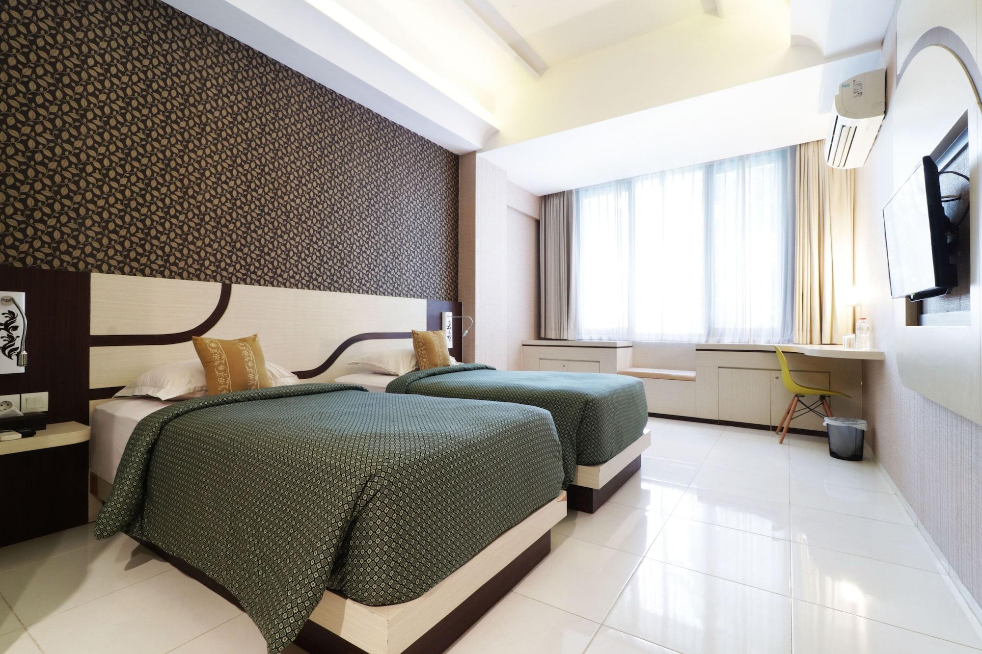 Dewarna Hotel Bojonegoro Bagian luar foto